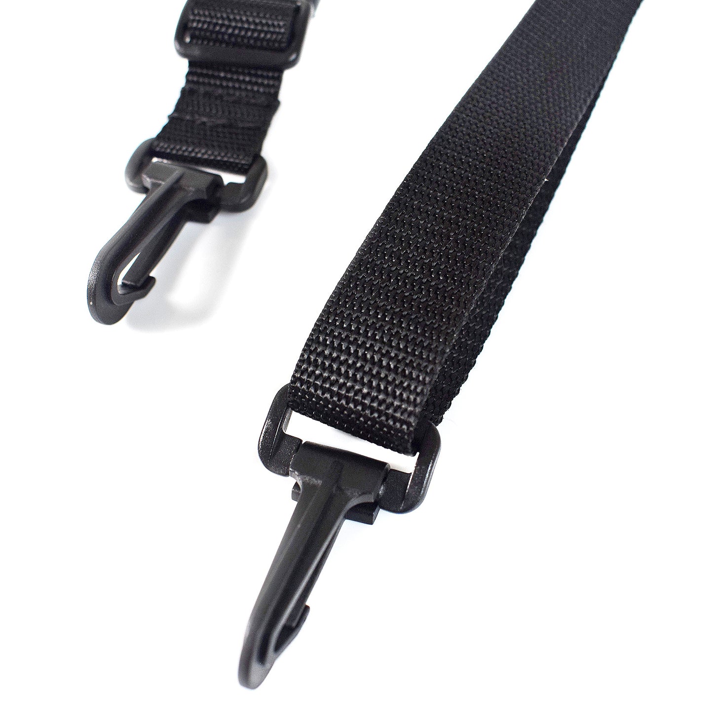 black dog clips attached to shoulder strap