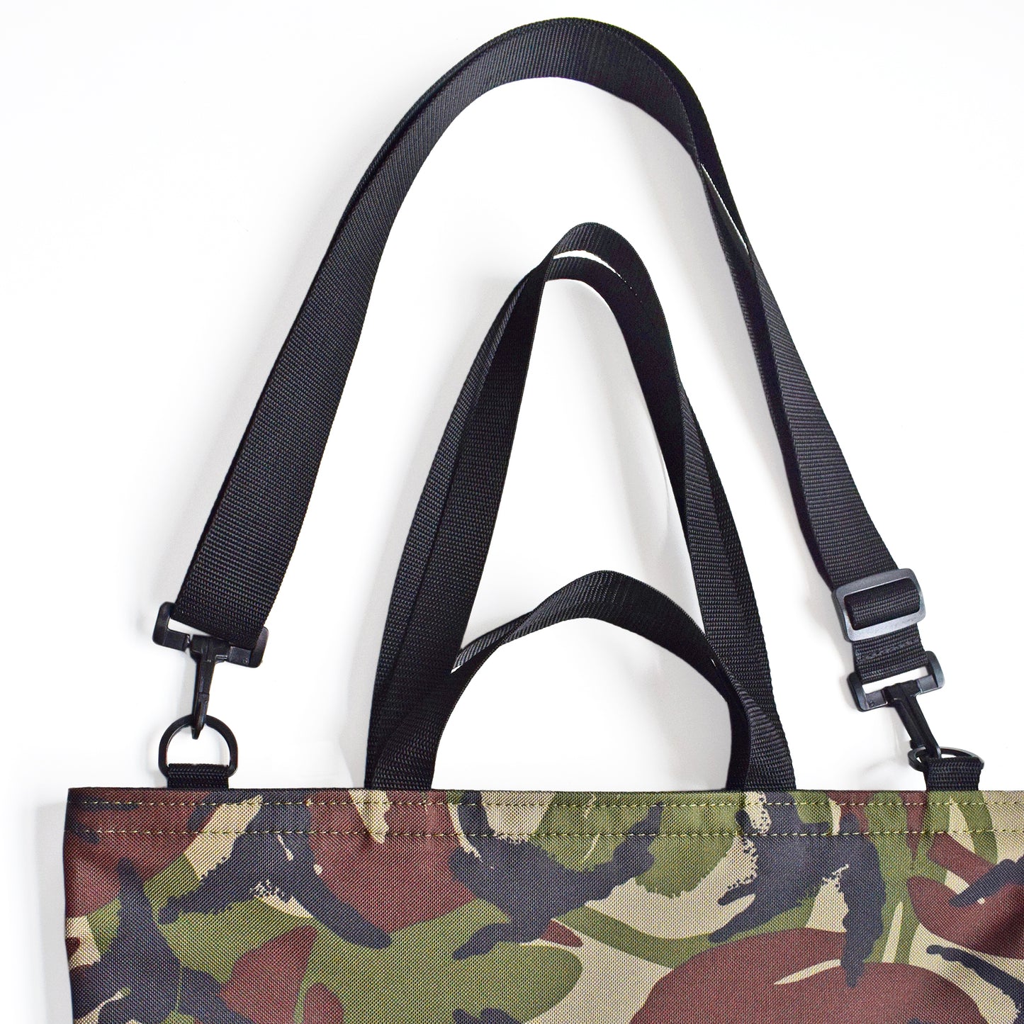 Black Shoulder straps and handles on tote bag camo printed