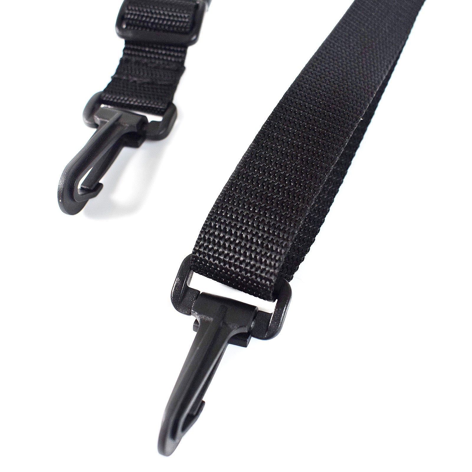 black dog clips attached to shoulder strap 